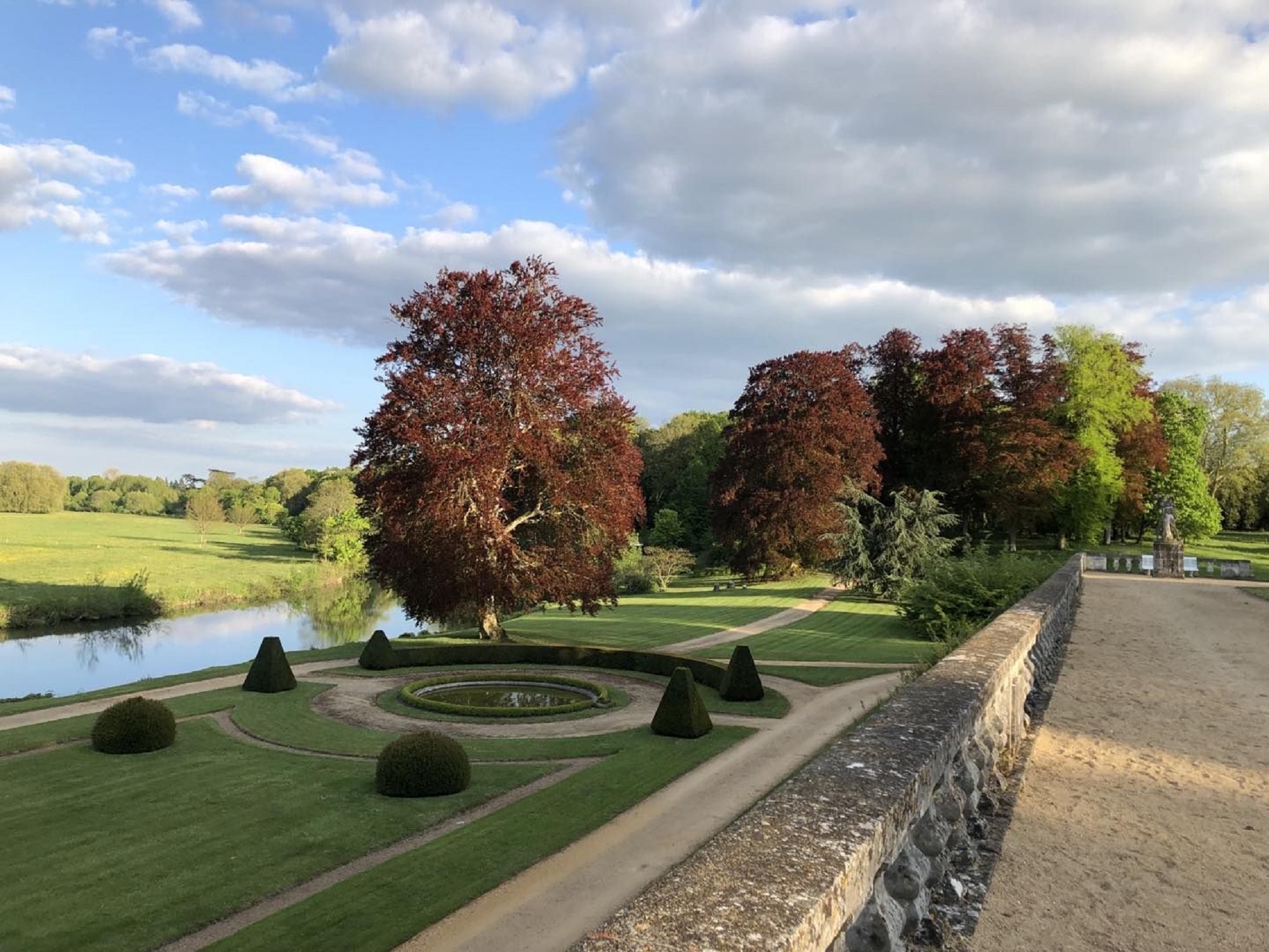 chateau-du-lude-jardins-bas-et-hetre-pourpre